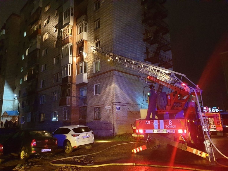Пожарные спасли 18 томичей из горящей девятиэтажки на Мельничной
