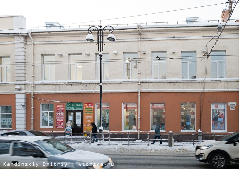 Власти обязали собственников убрать рекламу со здания-памятника в центре Томска