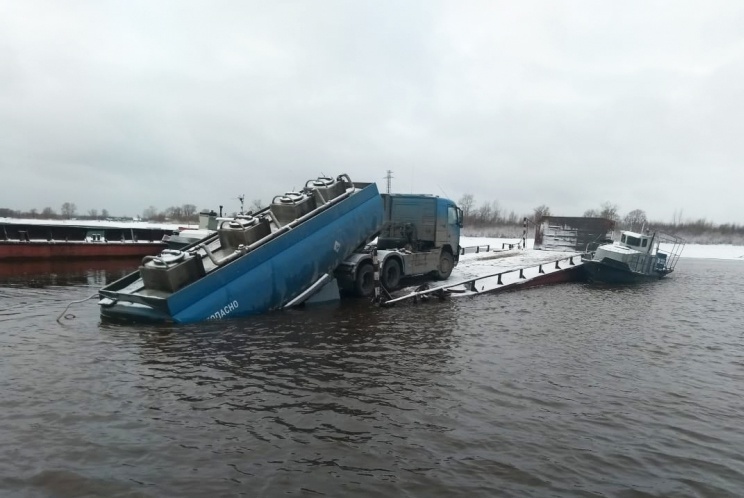 Бензовоз свалился в реку при погрузке на паром в Томской области