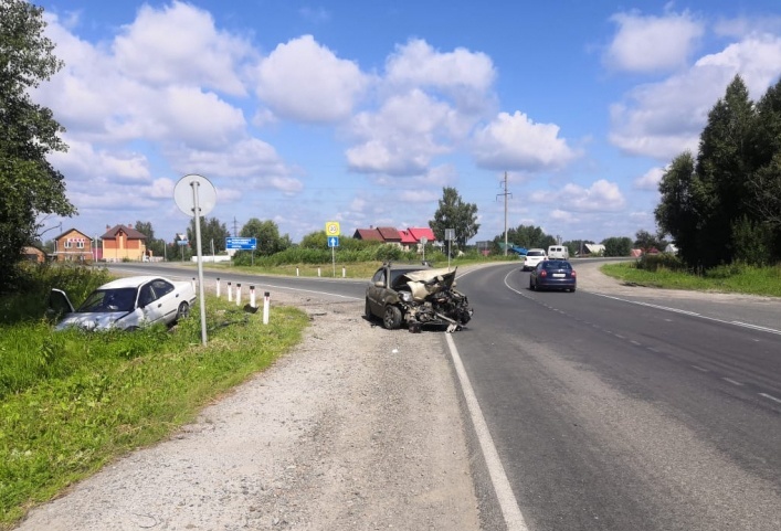 Двое взрослых и ребенок попали в больницу после столкновения Kia и Nissan в Светлом