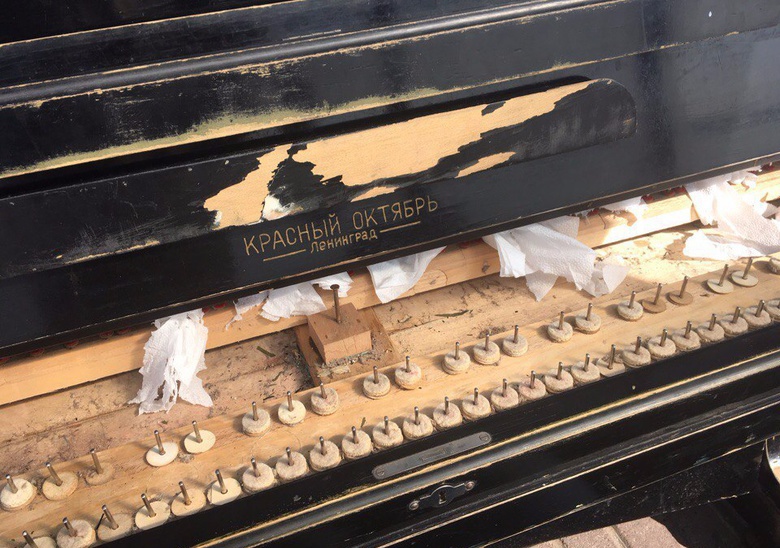 Уличное пианино на набережной Томска вновь пострадало от рук вандалов