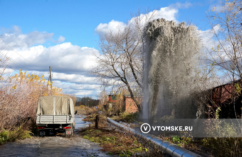 Фонтан высотой около 7 метров забил в Томске из-за порыва трубы