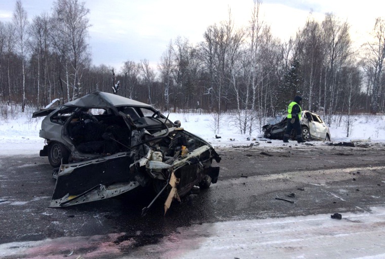 Мужчина погиб в лобовом ДТП на томской трассе, еще четверо получили травмы