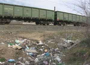 Мэрия требует убрать мусор вдоль железной дороги