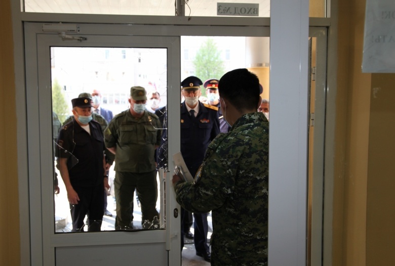 Силовики заходят в гимназию № 175 в Казани