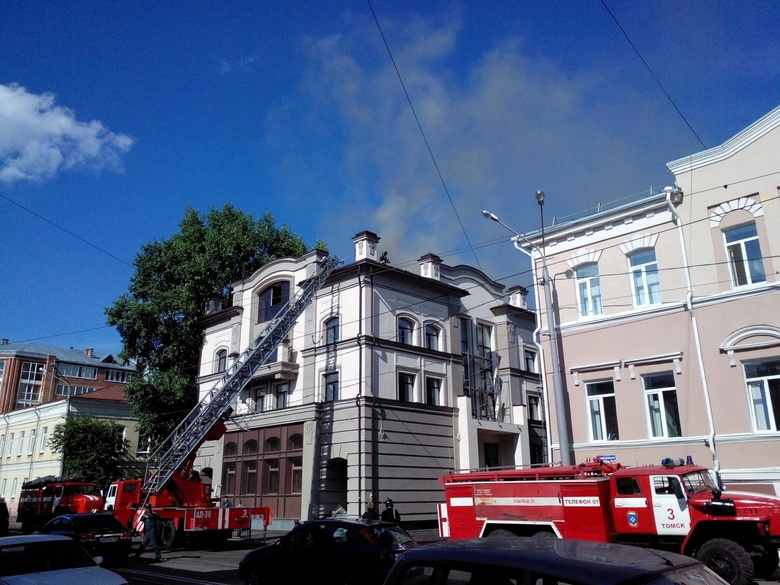 В центре города загорелся реконструируемый дом (фото)
