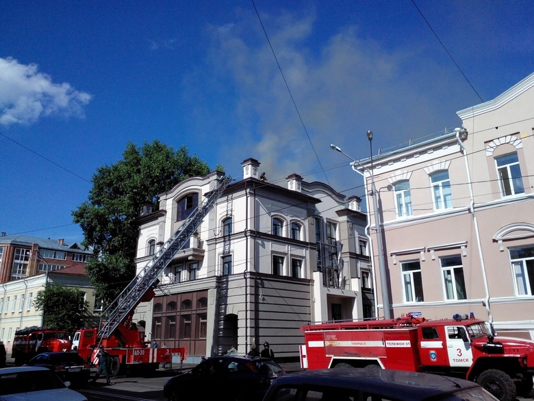В центре города загорелся реконструируемый дом (фото)
