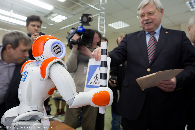 Томский губернатор познакомился с роботами и нанотехнологиями ТУСУРа