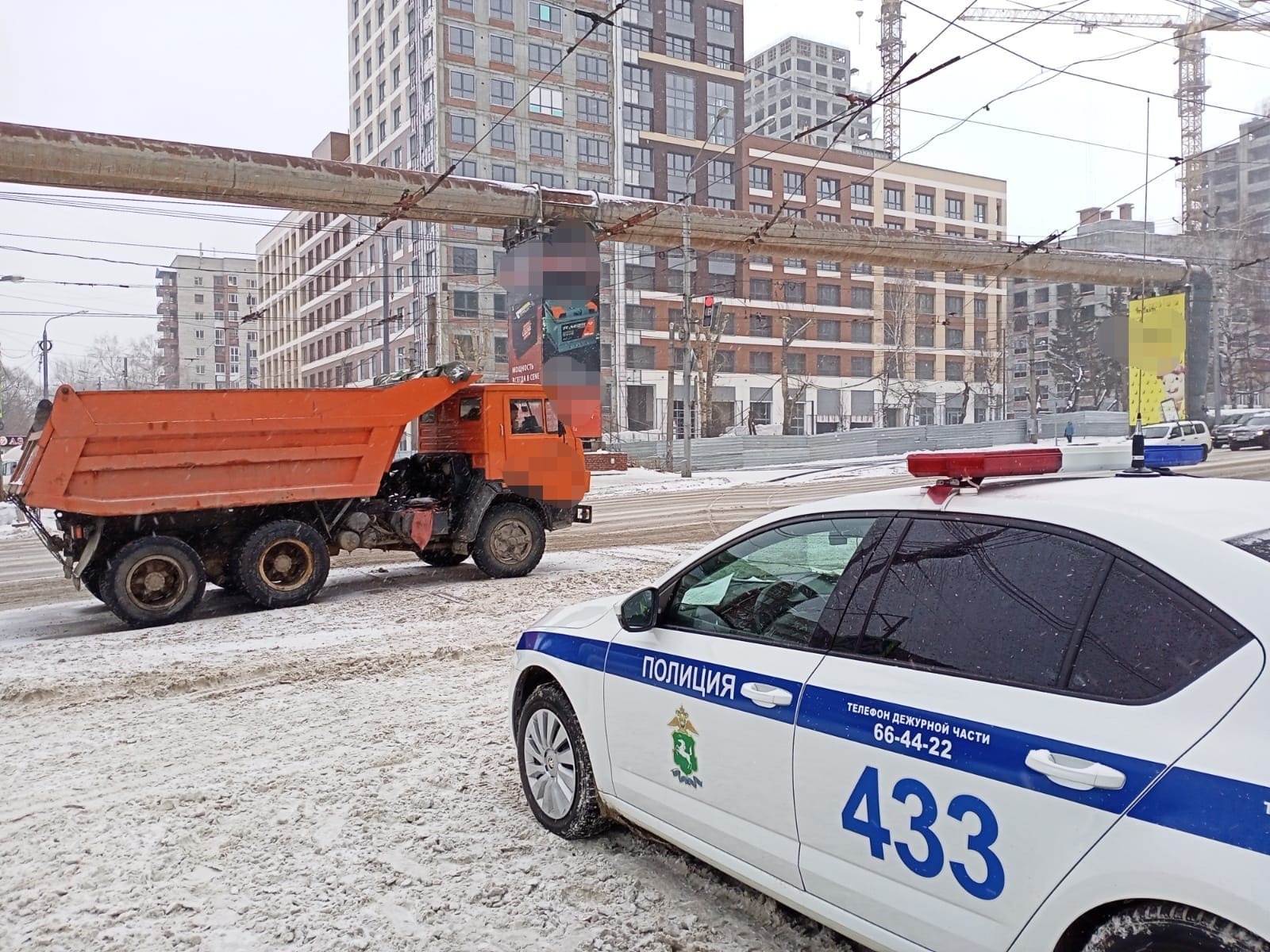 КамАЗ сбил томичку, переходившую дорогу на «красный» | 06.11.2021 | Томск -  БезФормата