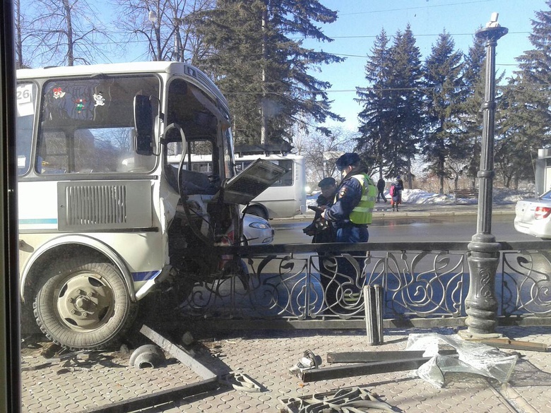 Страховая компания оплатит ремонт сбитого маршруткой ограждения у мэрии Томска