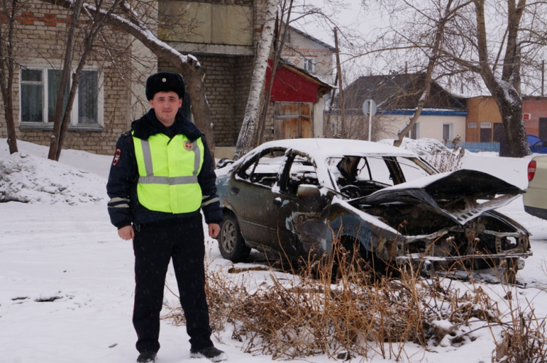 Полицейский спас асиновца из запертого горящего автомобиля