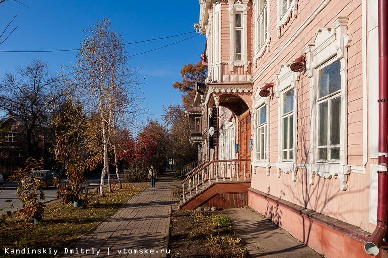 Заиграл новыми красками: томичи обновили фасад дома-памятника на ул.Дзержинского