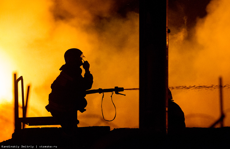 Почти 30 человек тушили пожар в расселенном доме на Вершинина в Томске