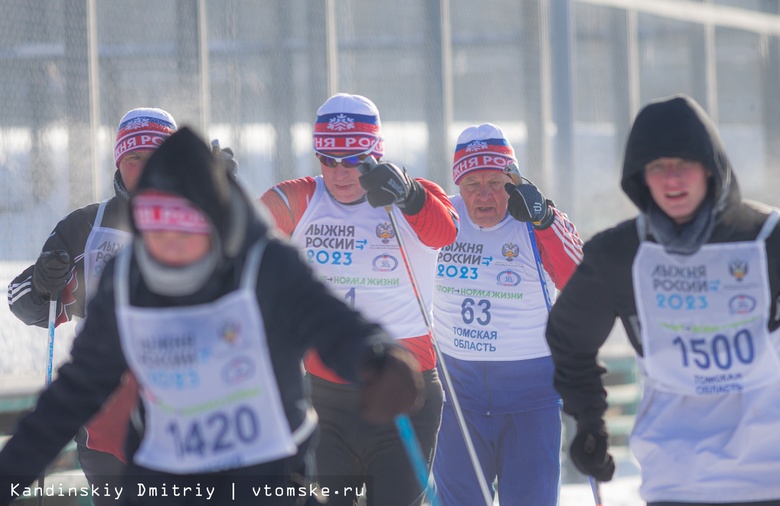 На лыжах под солнцем: томичи в мороз массово вышли на гонку «Лыжня России»