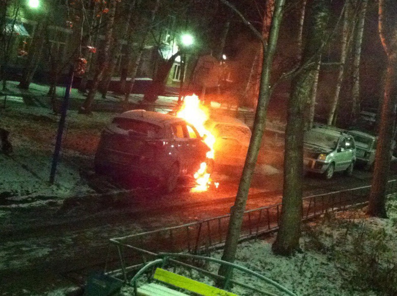 Ночью в центре Томска загорелся автомобиль KIA (фото)