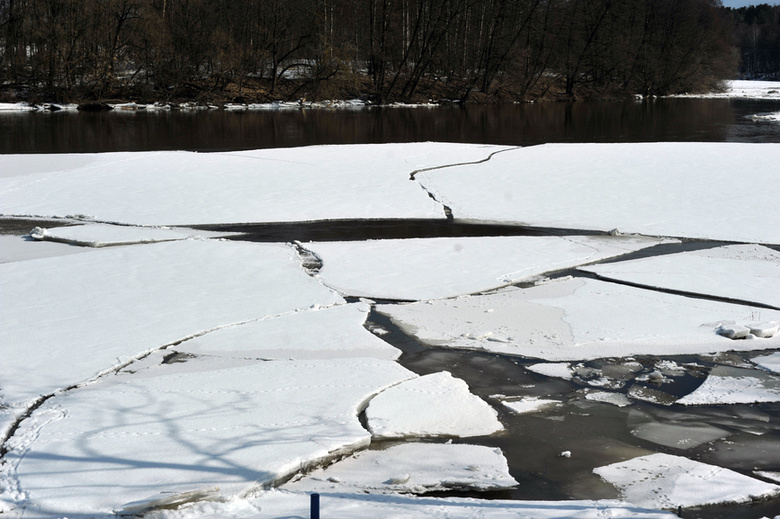 Мужчина утонул в реке Томской области, катаясь на снегоходе