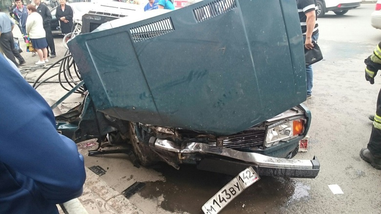 На Бердской в Томске столкнулись ВАЗ и Toyota, погиб человек