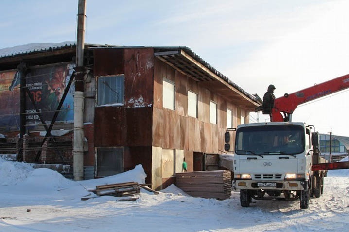 Незаконно построенный амбар сносят на окраине Томска