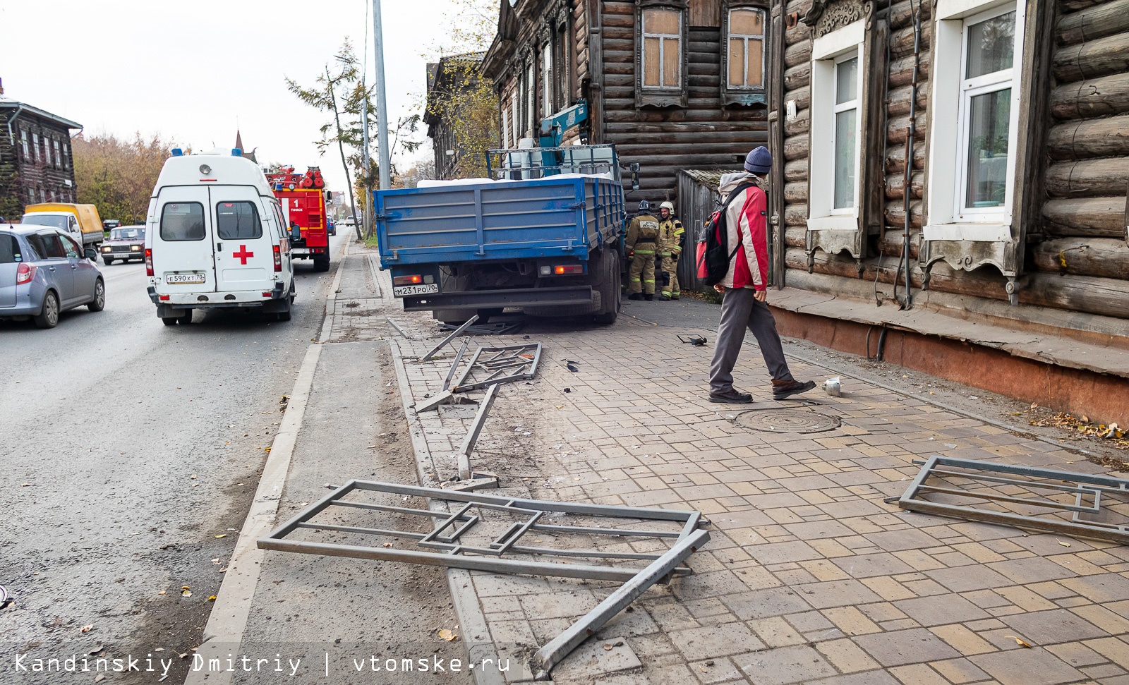 КамАЗ врезался в деревянный дом в Томске. Водитель скончался | 11.10.2022 |  Томск - БезФормата