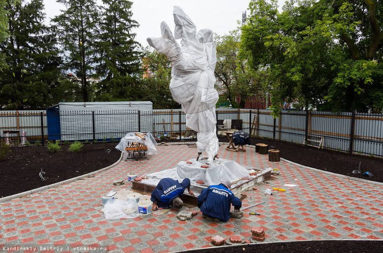 Памятник Ермаку уже установили в сквере у «Труда» (фото)