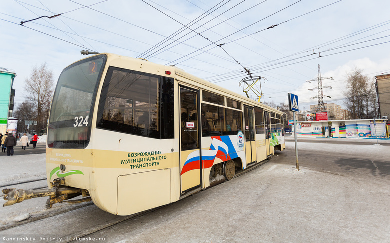 Автобус, застрявший на путях, остановил движение трамваев