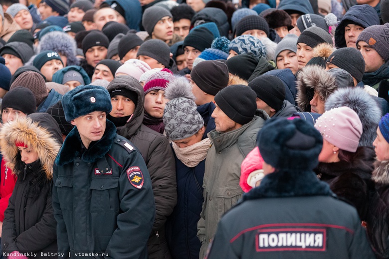 Давка образовалась у миграционного центра в Томске из-за выдачи РВП