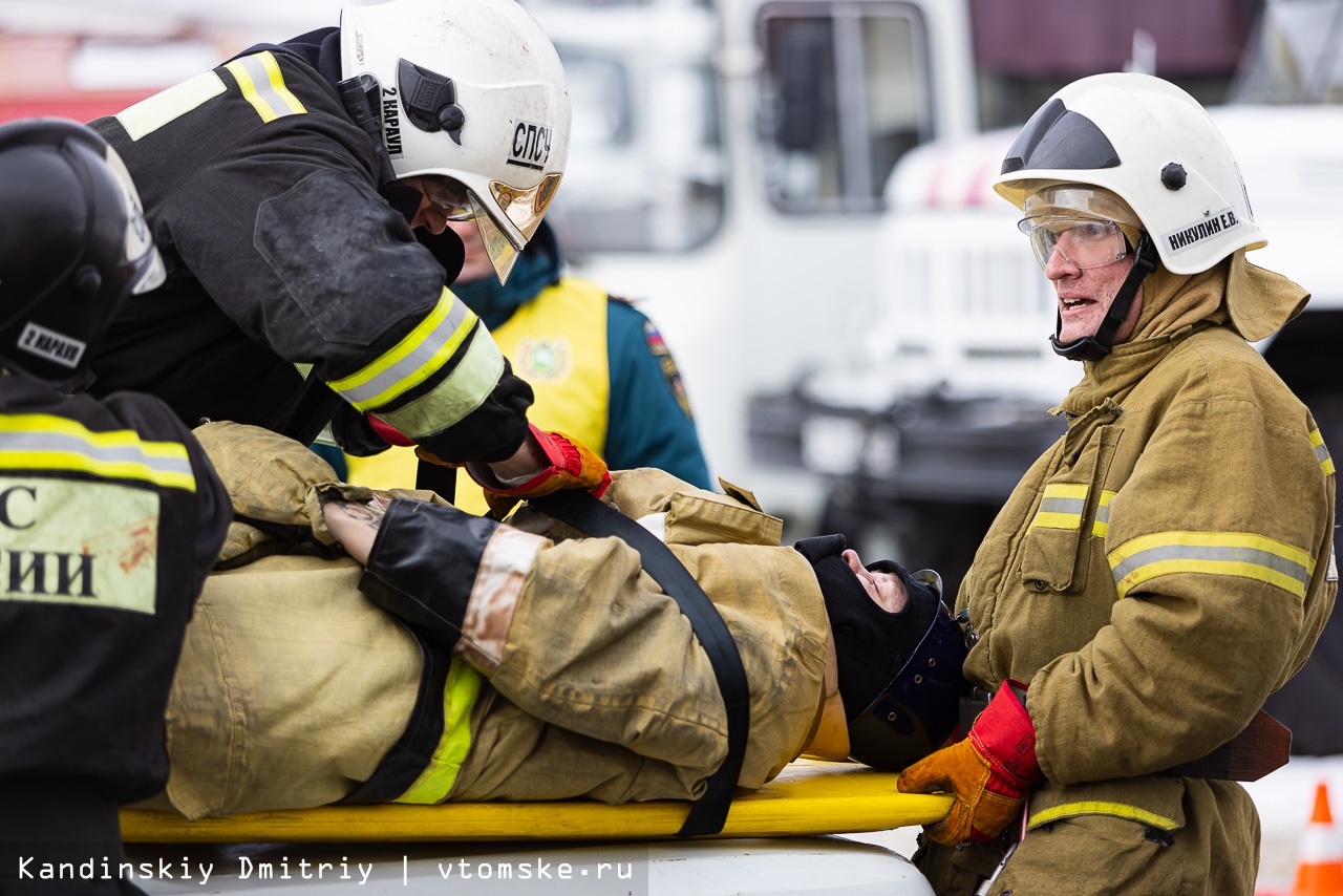 Мчс раненые. Спасение пострадавших МЧС. Первые пожарники. Пострадавшие в чрезвычайных ситуациях.