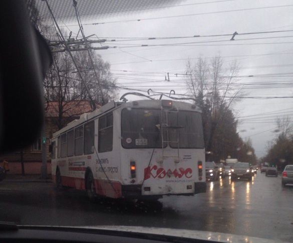 В центре Томска троллейбус зацепил висящий светофор (фото)