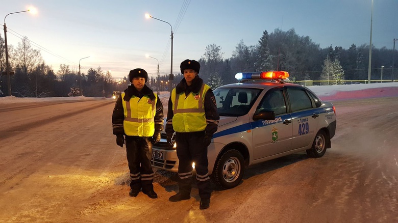 Сотрудники ГИБДД не дали замерзнуть заглохшим на трассе томичам