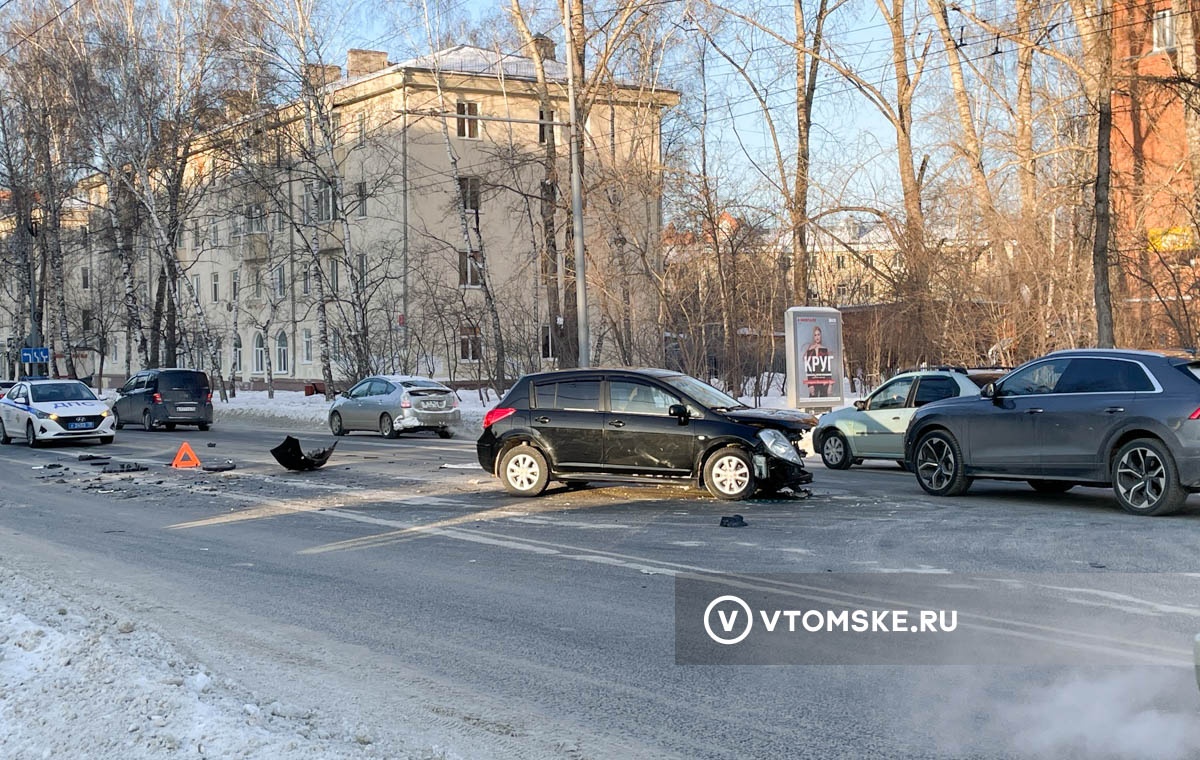 Женщину увезли в больницу после ДТП у «Красного экспресса» в Томске |  12.01.2024 | Томск - БезФормата