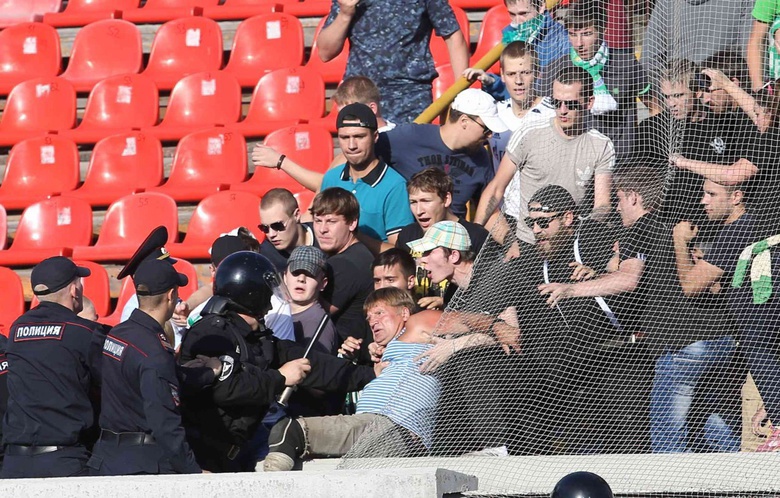 В Сети появилось видео избиения фаната-инвалида ОМОНом на матче в Новосибирске (видео)