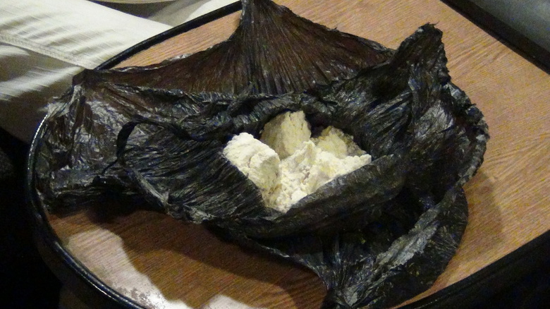 Наркополицейские нашли больше 200 граммов героина в детской песочнице (фото)