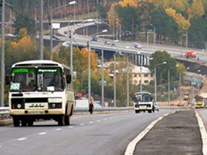 Около поселка Восточный идет очистка отводного канала для пропуска талых вод