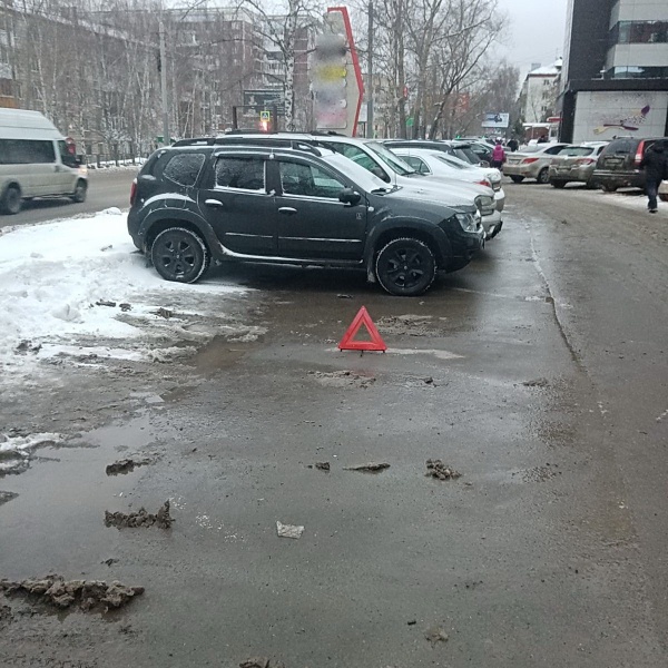 Водитель Honda сбил пожилого мужчину на парковке в Томске, сдавая назад