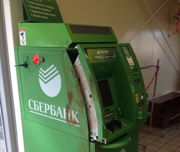 Неизвестные пытались увезти банкомат Сбербанка из супермаркета (фото)