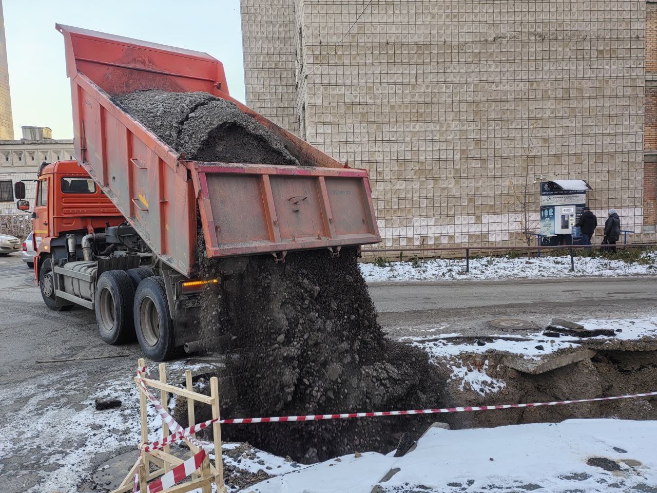 Человек упал в раскопку теплосетей в Томске | 01.11.2023 | Томск -  БезФормата