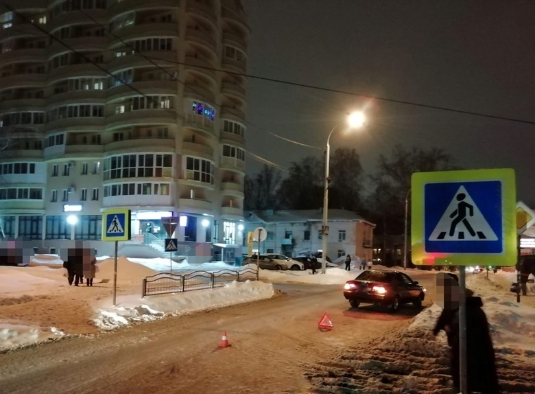 Nissan сбил женщину и ребенка на пешеходном переходе в Томске