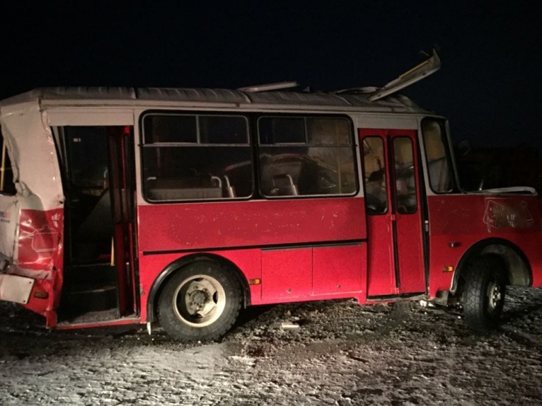 ГИБДД: водитель автобуса врезался в МАЗ после столкновения с грузовиком на томской трассе