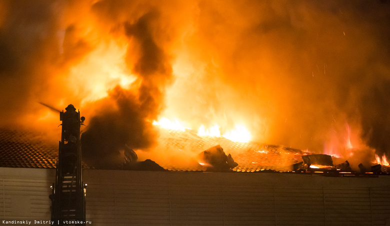 Пожарные более 2 часов борются с огнем в здании на Нахимова в Томске