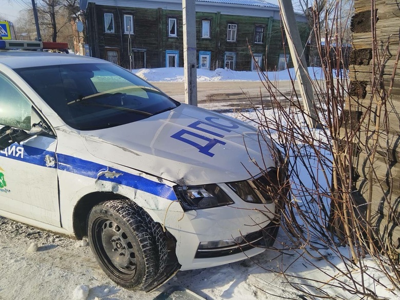 Патрульный автомобиль врезался в Mitsubishi и дорожный знак в Томске