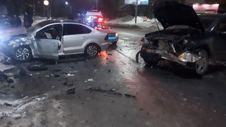Mercedes и Volkswagen столкнулись на Дальне-Ключевской, пострадали 2 человека