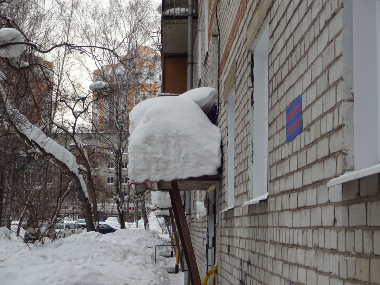 Три томские УК получили штрафы за плохую уборку снега с крыш многоквартирников