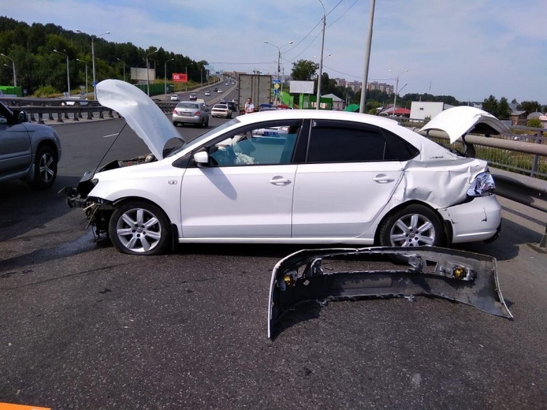 Водитель Volkswagen попал в больницу после наезда на отбойник на Балтийской