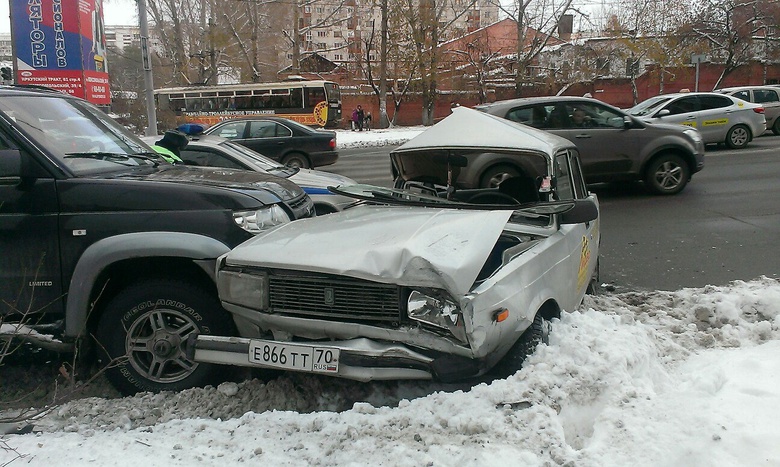 Водитель такси получил травмы после ДТП на Комсомольском в Томске