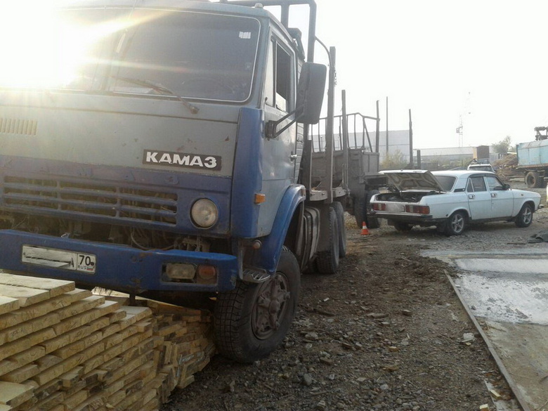 Водитель КамАЗа попал под колеса своего грузовика на Ивановского в Томске