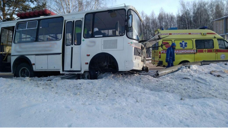 Маршрутка в Томске врезалась в ограждение, пострадали пассажиры