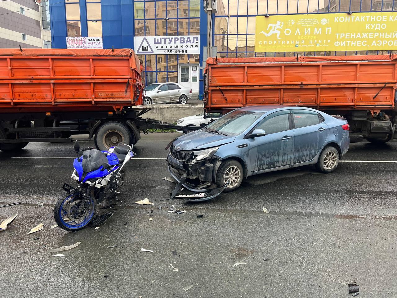 Мотоциклист попал в больницу после столкновения с Kia в Томске