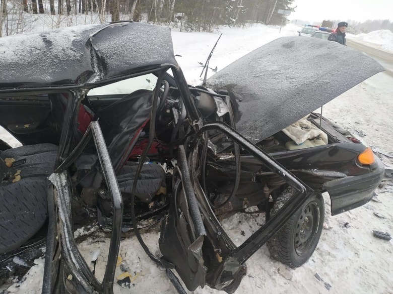 Четыре человека попали в больницу после лобового ДТП на томской трассе