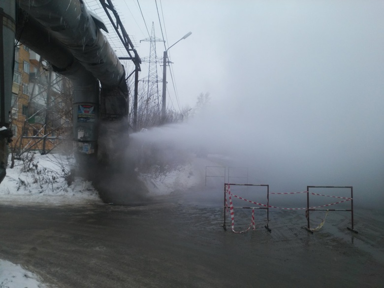 Водопроводную трубу прорвало на перекрестке в Томске