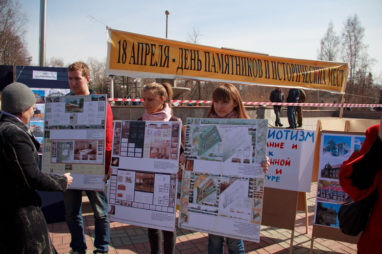 На пикете собрали больше 200 подписей в защиту деревянной архитектуры (фото)